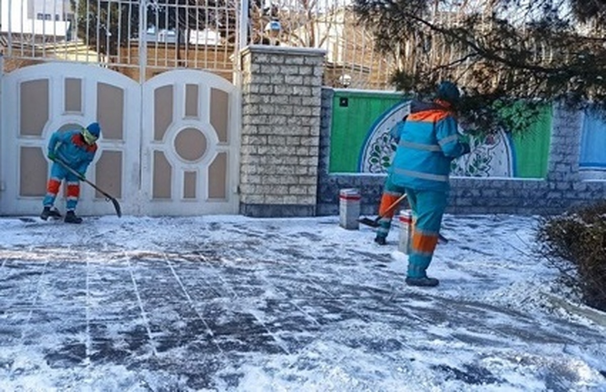 معاون خدمات شهری شهرداری مشهد از آغاز فرایند یخ‌زدایی معابر فرعی شهر توسط شهرداری‌های مناطق خبر داد.