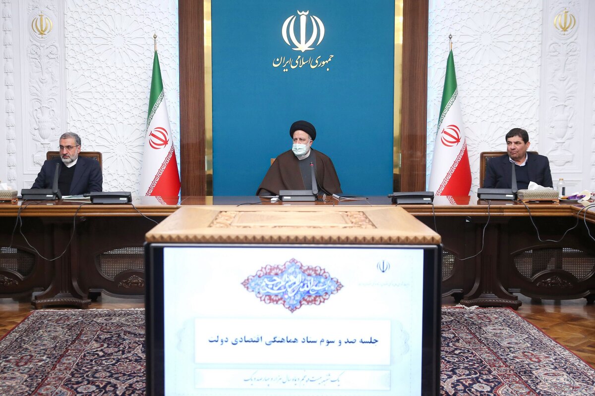 آیت الله رئیسی با اشاره به لزوم برنامه‌ریزی برای تامین پایدار نیاز دارویی مردم و پیشگیری از بروز کمبود‌های فصلی بر تلاش مسئولان وزارت بهداشت برای کاهش هزینه‌های درمان تاکید کرد.