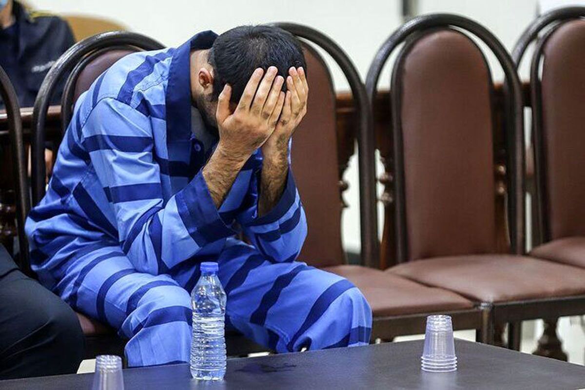 پسر نوجوان می‌گوید دوستش قصد داشت او را آزار بدهد به همین دلیل او را به قتل رساند.