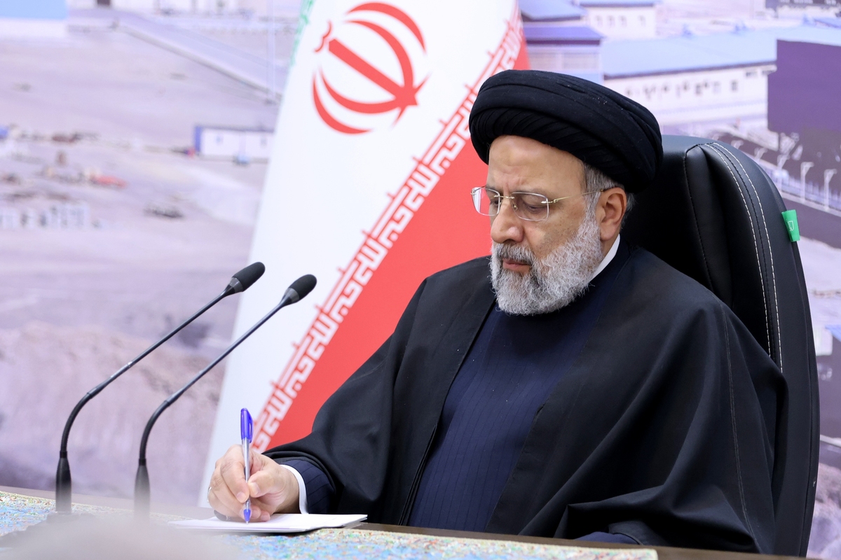 رئیس جمهور دو قانون «معافیت واردات مواد اولیه دارویی، شیر خشک و تجهیزات پزشکی از پرداخت مالیات بر ارزش افزوده» و «اصلاح مواد ۱۸۰ و ۱۸۲ قانون آیین نامه داخلی مجلس شورای اسلامی» را برای اجرا به دستگاه‌های اجرایی ابلاغ کرد.