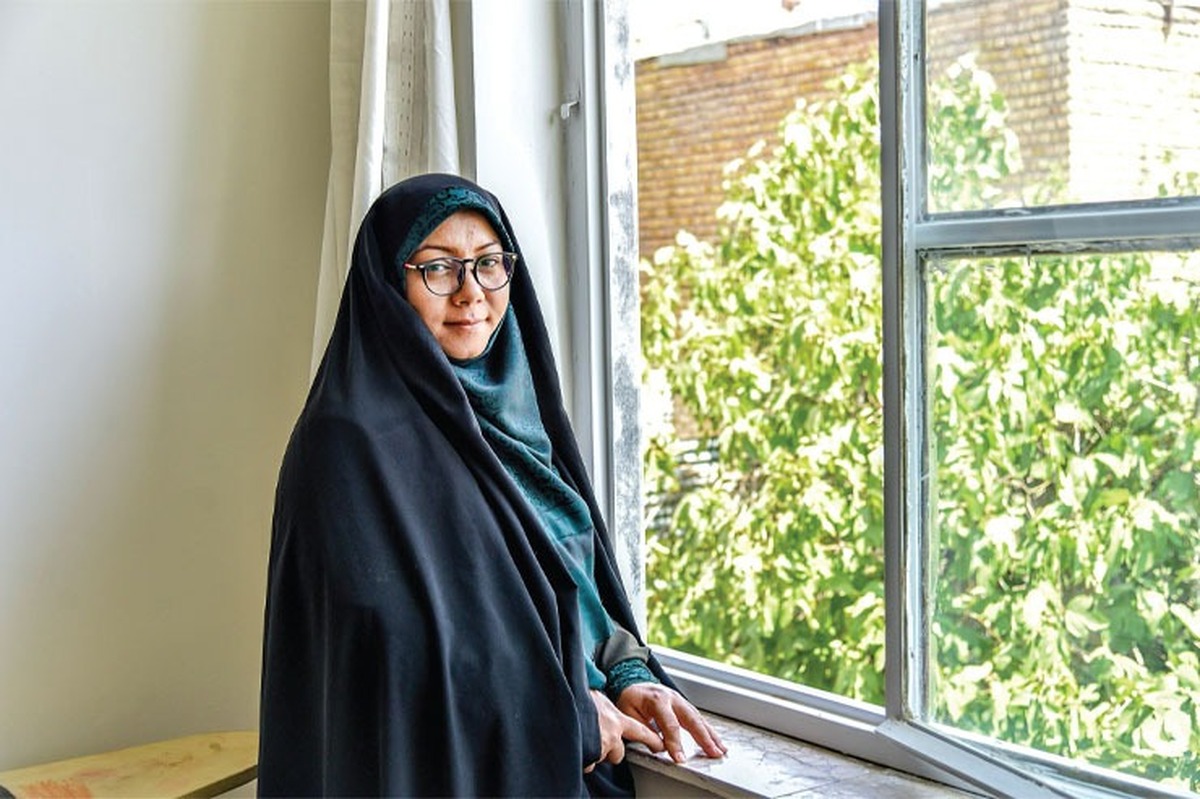 کتاب «خاتون و قوماندان» درباره زندگی فرمانده لشکر فاطمیون، شهید علیرضا توسلی (ابوحامد)، به روایت همسرش، ام البنین حسینی است که سال۱۳۹۸ در نشر «ستاره ها» منتشر شده است.