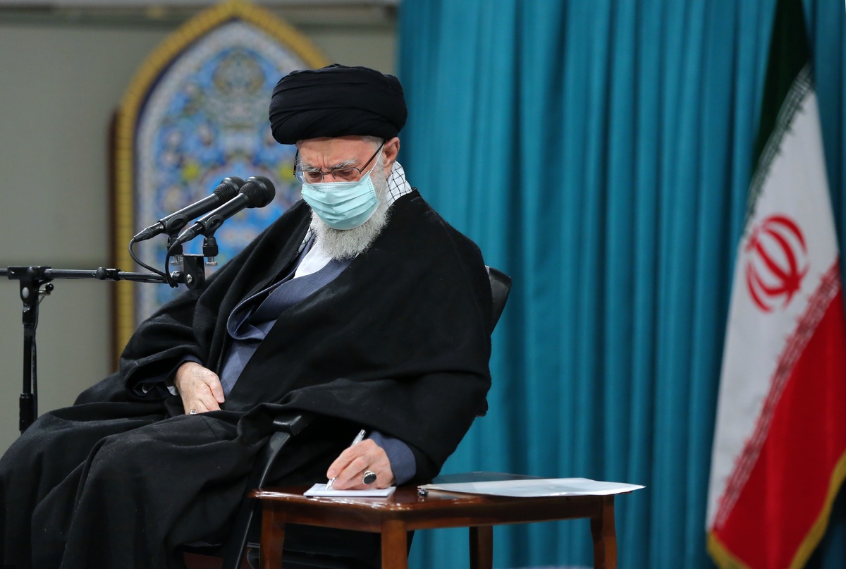 رهبر انقلاب درگذشت همسر شهید حکیم را تسلیت گفتند
