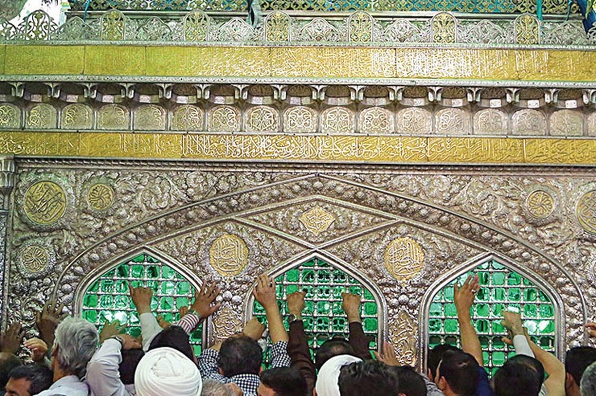 فردی که می‌آید، در کنار ضریح مطهر می‌ایستد، با زبان ساده خودش قربان صدقه حضرت می‌رود و شروع می‌کند یکی یکی مشکلات خودش را بدون توجه به فضای شلوغ آنجا به حضرت می‌گوید.