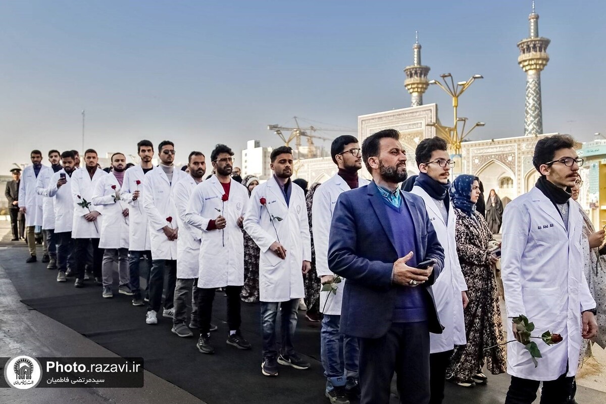 مراسم دانش آموختگی و قرائت سوگندنامه پزشکی ۴۵ نفر از دانشجویان خارجی دانشگاه علوم پزشکی شیراز، در حرم مطهر امام رضا(ع) برگزار شد.