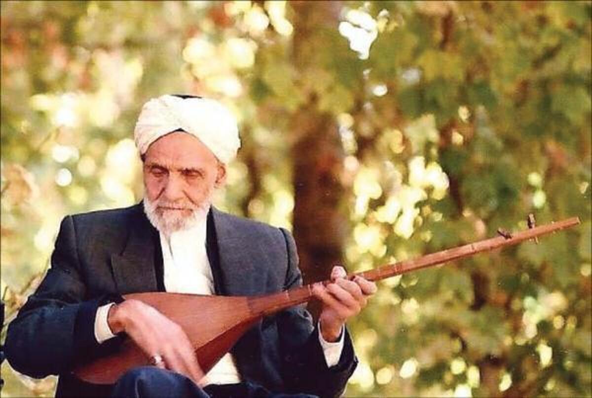 حاج قربان سلیمانی؛ کسی که در زمینه موسیقی مقامی استاد تمام است، بلد است ساز بسازد،  شعر بگوید، شعر بخواند و سرگذشت آواز‌ها را بداند.