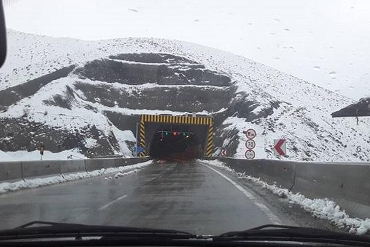 رییس پلیس راه فرماندهی انتظامی تهران بزرگ از مسدود شدن آزادراه تهران - شمال به علت بارش برف خبر داد اما دقایقی بعد مدیرعامل شرکت آزادراه تهران-شمال توضیحاتی درباره مسدود شدن آزادراه ارائه داد.