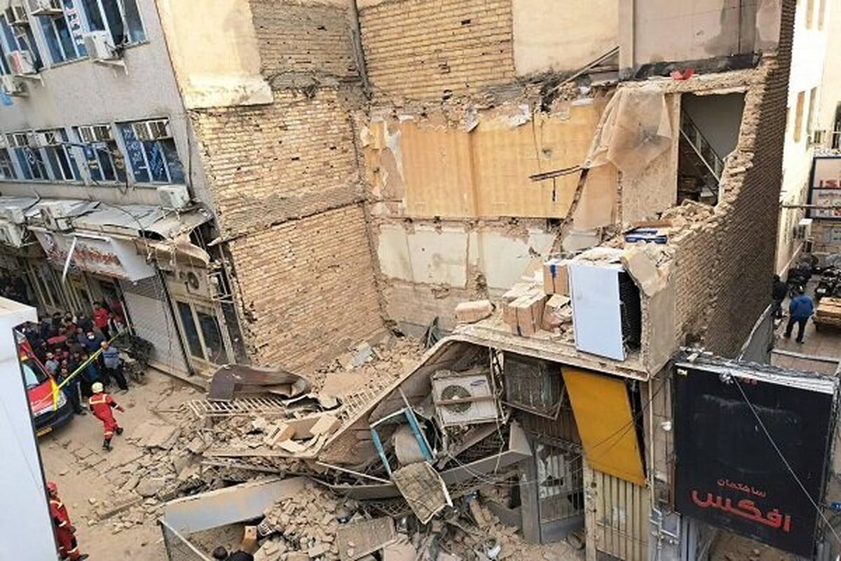 سخنگوی سازمان آتش نشانی تهران از ریزش یک ساختمان قدیمی دو طبقه در خیابان ملت خبر داد و گفت: خوشبختانه هر سه محبوس زنده از زیر آوار خارج شدند.