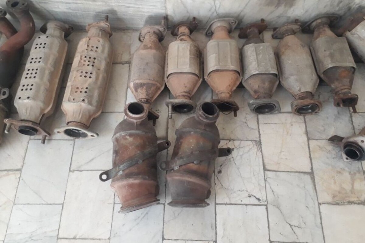 با دستگیری ۲ تعمیرکار اگزوز و تعویض روغن در مشهد ماجرای سرقت کاتالیزور خودرو‌ها که از مدت‌ها قبل در شهر شایعه شده بود، رنگ واقعیت به خود گرفت و یک صافکار خودرو نیز در همین زمینه بازداشت شد.