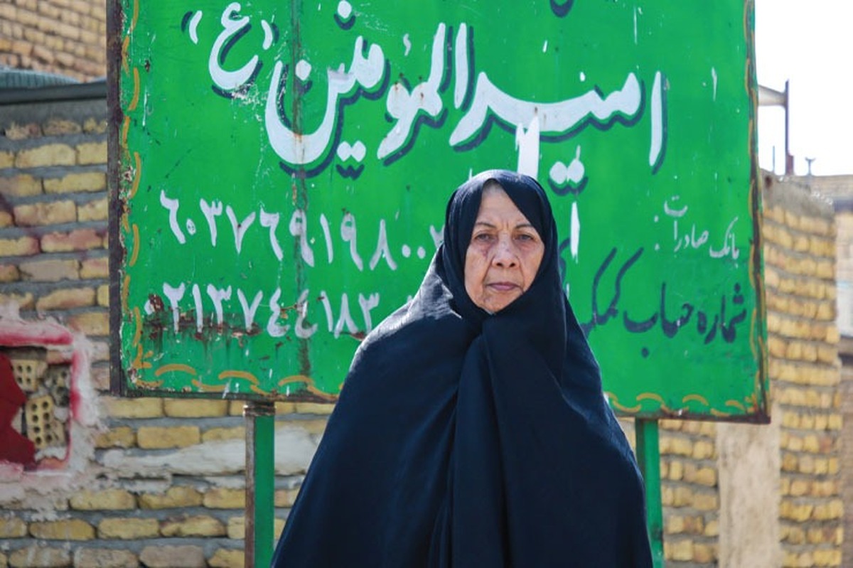 فاطمه قاسم‌خانی هرچه در توان دارد برای انقلاب می‌گذارد. حتی در بخشی از زندگی خود به پرستاری از جانبازان می‌پردازد.