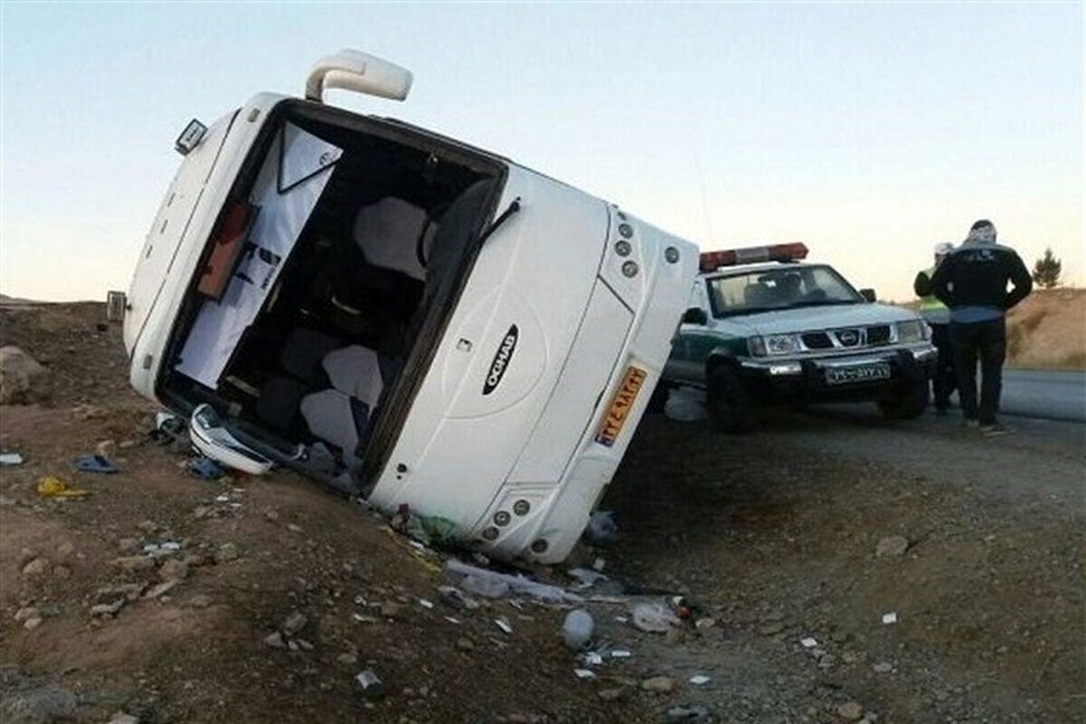 یک دستگاه اتوبوس مسافربری در محور شیروان-فاروج استان خراسان شمالی از جاده منحرف شد و ۱۲ نفر راهی بیمارستان شدند.