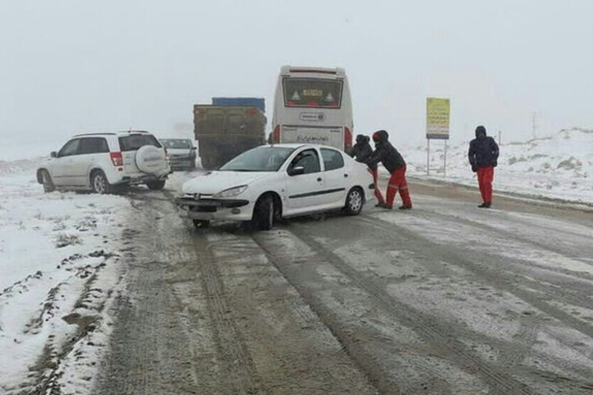 سازمان هواشناسی نسبت به بارش برف و کولاک همراه با انسداد جاده‌ها و محورهای روستایی در نواحی سردسیر و کوهستانی، لغزندگی جاده‌ها و معابر عمومی،شکستن درختان فرسوده، آسیب به سازه‌های موقت و کاهش کیفیت هوا در حد ناسالم برای گروه‌های حساس هشدار داد.
