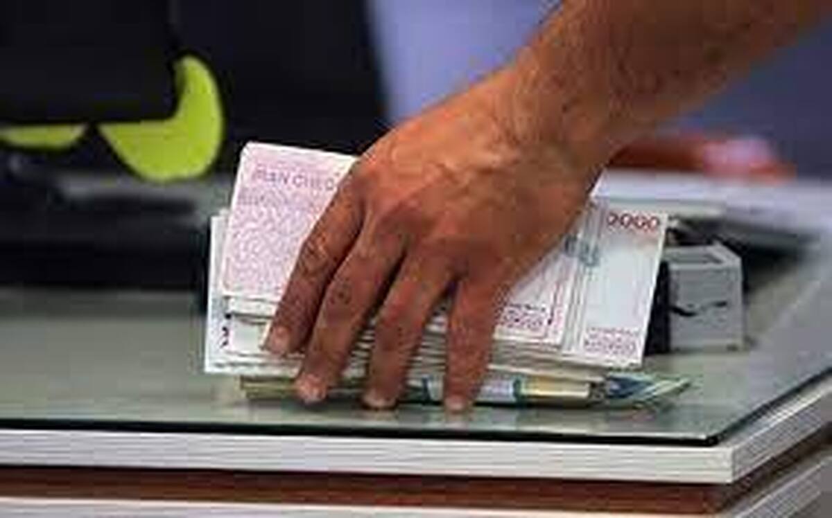 تاکنون ۱۷ بانک و موسسه اعتباری مجوز انتشار اوراق گواهی سپرده مدت‌دار با نرخ سود ۲۳ درصدی را دریافت کرده‌اند. با این نرخ سود اگر ۱۰۰ میلیون تومان در بانک سپرده‌گذاری کنیم، چقدر سود می‌گیریم؟