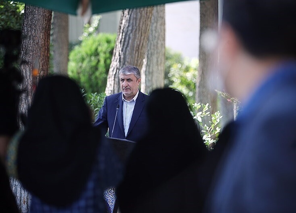 رئیس سازمان انرژی اتمی با بیان اینکه تولید دارو با مشتقات آب سنگین هم در دستور کار سازمان انرژی اتمی قرار دارد، گفت: تنها شرکت ایرانی در حوزه تولید رادیو دارو در دنیا تحریم است که این مسأله نشان می‌دهد جان مردم برای تحریم‌کنندگان هیچ ارزشی ندارد.