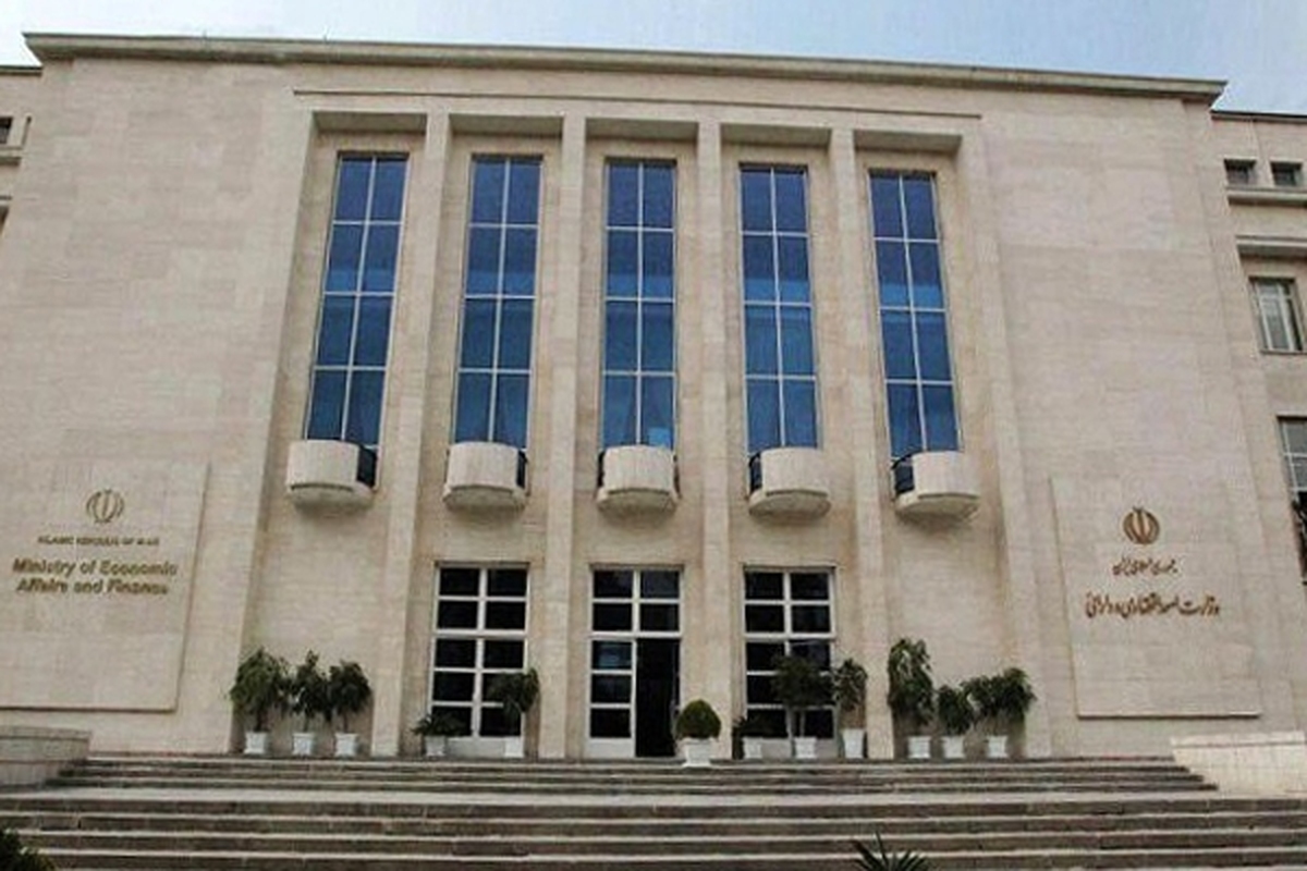 در پی انتشار دروغ گم شدن ۳۶ هزار میلیارد تومان قسط اول معامله بلوک ۱۲ درصدی شرکت پتروشیمی خلیج فارس از سوی روزنامه اعتماد، وزارت امور اقتصادی با اتهام نشر اکاذیب از این روزنامه شکایت کرد.