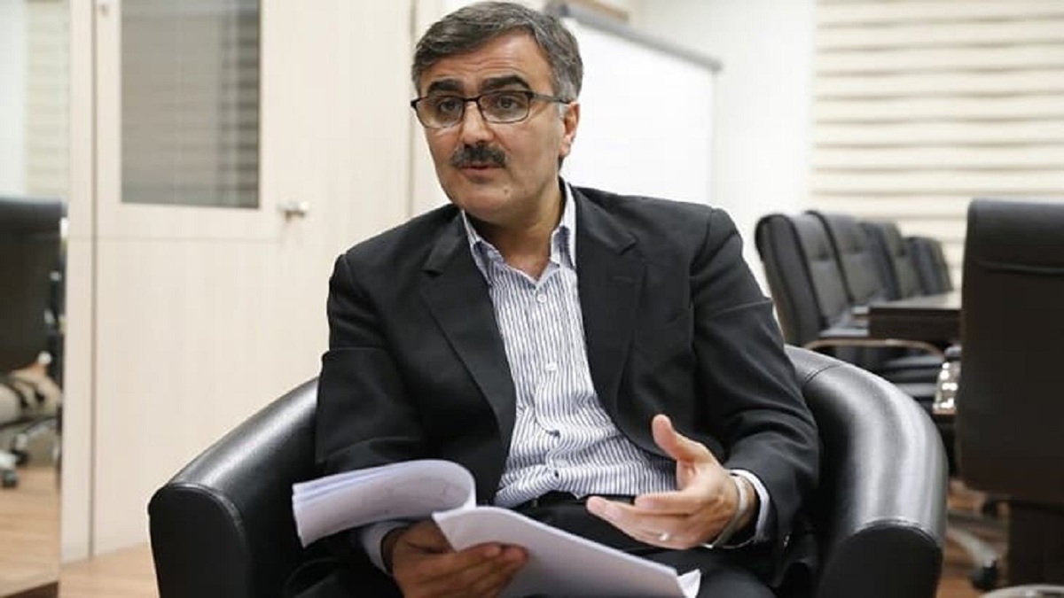 بعد از برکناری معاون ارزی بانک مرکزی در ماه گذشته، التهاب دوباره بازار ارز یک بار دیگر از میان مقامات اقتصادی قربانی گرفت. در جلسه امروز هیئت دولت به ریاست آیت‌الله سید ابراهیم رئیسی، علی صالح آباد از ریاست بانک مرکزی برکنار شد و «محمدرضا فرزین» با رای هیئت وزیران جایگزین او شد.