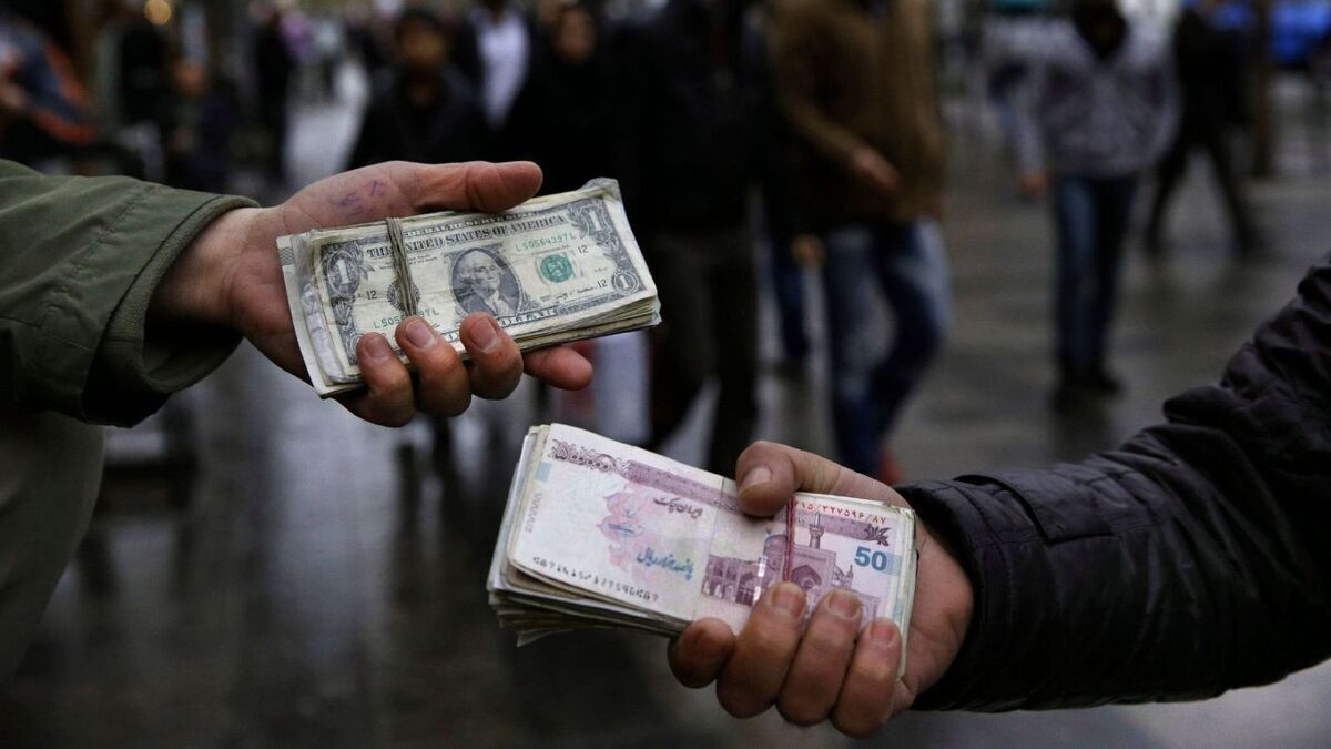 زمستان هم نتوانست تب داغ دلار را آرام کند. از ابتدای دی‌ماه تا این لحظه، نرخ دلار حدود ۵ هزار تومان رشد کرده و این روند همچنان ادامه دارد. سبزپوشی یکپارچه بورس طی هفته گذشته هم نتوانسته سرمایه‌های سرگردان بازار ارز را به سمت خود بکشد و دلار هر روز سقف تازه‌ای را شکست. امروز نیز نرخ این کاغذ آمریکایی در بازار غیر رسمی مشهد رشد کرد و به ۴۲ هزار و ۴۰۰ تومان رسید که این رقم هزار تومان بیش از تهران است. گزارش میدانی شهرآرانیوز از این بازار را ببینید.