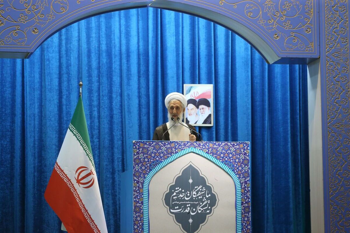 امام‌جمعه موقت تهران با بیان اینکه شهید سلیمانی خطرش برای جبهه استکبار بیشتر از سردار سلیمانی است، گفت: مردم ایران تا آمریکا را از پای درنیاورند و همه قدرت‌ها را تسلیم ایران اسلامی نکنند، راه سردار سلیمانی را ادامه خواهند داد.