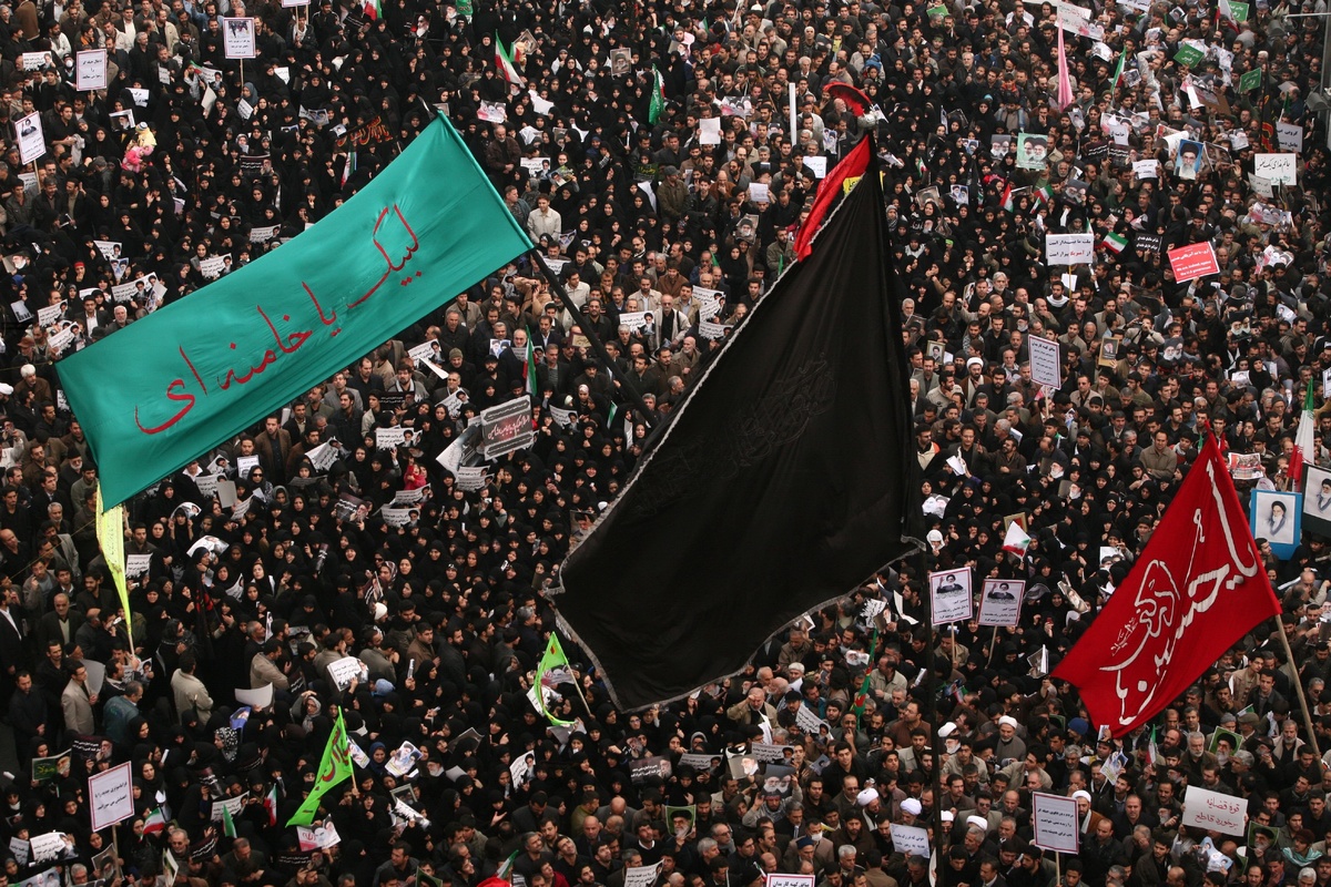 در نگاه رهبر انقلاب اسلامی برخورداری از عنصر «بصیرت» به مثابه‌ی برخورداری از نعمت چشم در انسان است یعنی آن چیزی که به اتکاء آن راه از بیراهه بازشناخته می‌شود. در نگاه ایشان حتی ایمان و احساس مسئولیت نیز بدون بصیرت ثمربخش نیست.