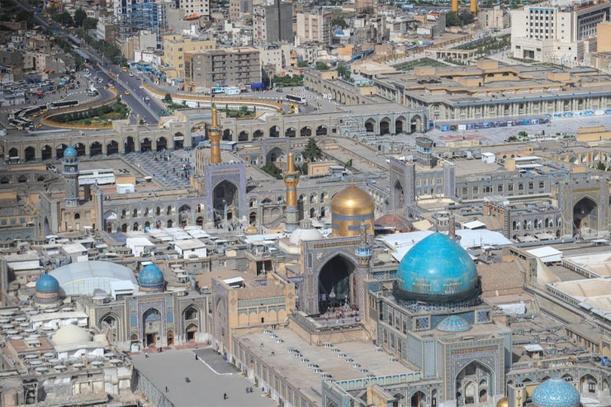 «۱۰۰ میلیارد تومان»؛ این رقمی است که ردیف بودجه زیارت بعد از یک کمای سه ساله با آن احیا و نصف مبلغی است که این ردیف در سال ۸۹ با آن متولد شد، آن هم نه فقط برای مشهد بلکه در شراکت با سه شهر زیارتی دیگر و ذیل ردیفی با نام «توسعه فرهنگ و خدمات زیارتی با محوریت شهر‌های مشهد، قم، شیراز و شهرری- کارگروه ملی زیارت».