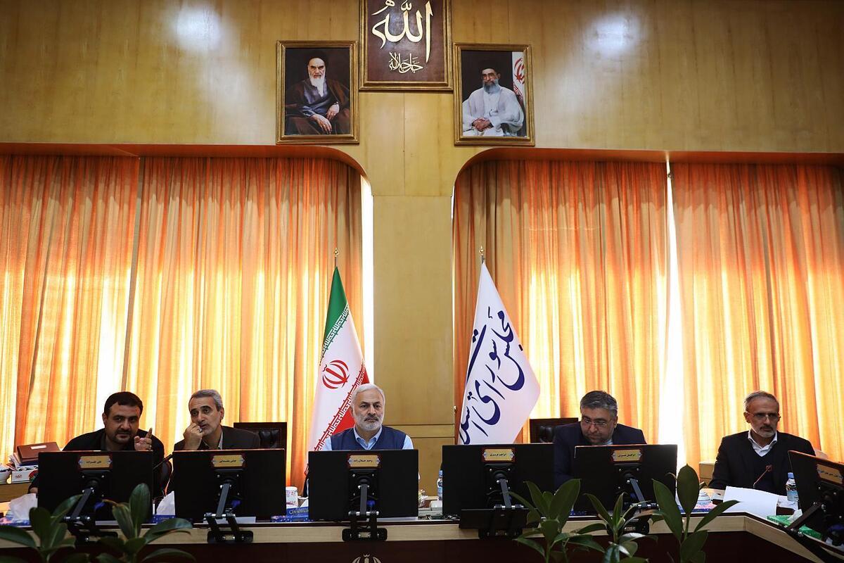 رئیس کمیسیون امنیت ملی و سیاست خارجی مجلس شورای اسلامی توضیحاتی درباره جلسه فوق‌العاده امروز این کمیسیون برای مقابله با اقدام اروپا داد.
