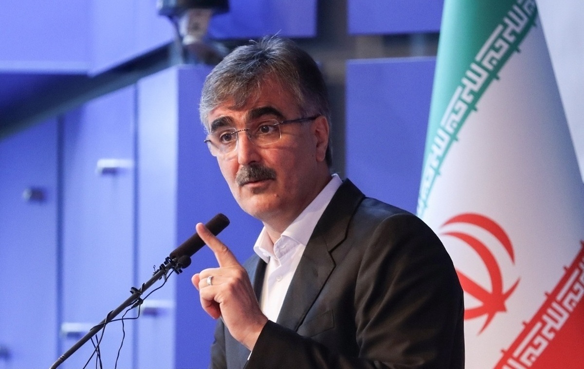 رئیس کل بانک مرکزی با بیان اینکه بانک مرکزی به دنبال تامین نیاز‌های ارزی اقشار جامعه است، اظهار کرد: از این‌رو بانک مرکزی بازار مبادله ارز و طلا را در نیمه اول بهمن ماه افتتاح خواهد کرد.