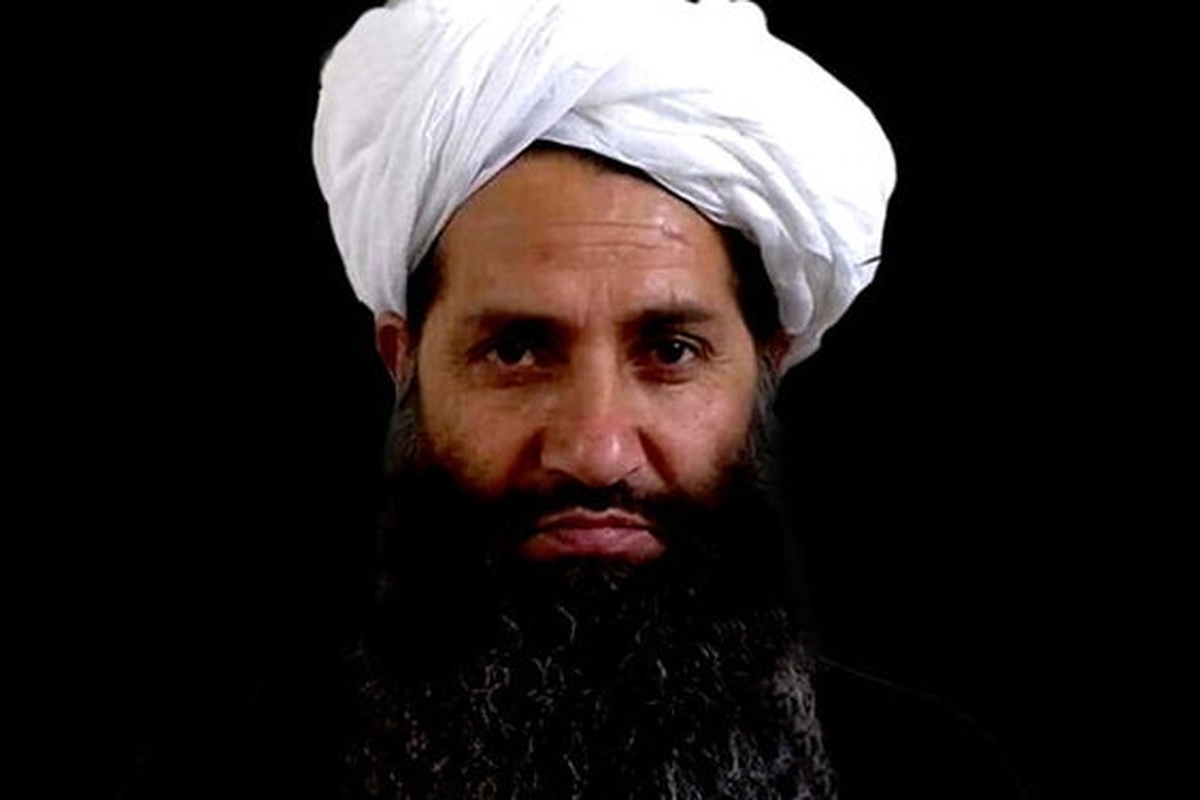 منابع خبری به رسانه «نیوز ۱۸» می‌گویند که مقام‌های ارشد طالبان در حال بررسی گزینه برکناری ملا هبت‌الله آخوندزاده از رهبری این گروه‌ هستند، زیرا ممنوعیت آموزش دختران را تهدیدی برای وحدت در حکومتشان می‌دانند.