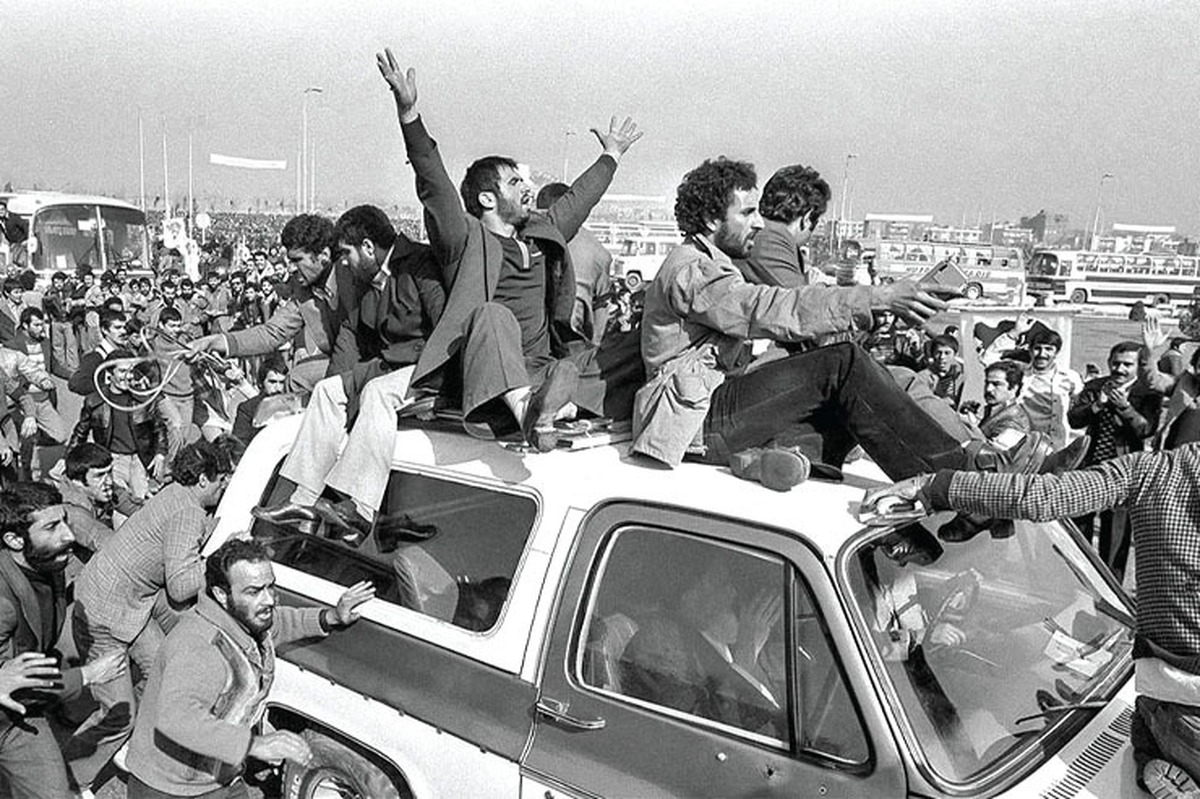 میشل ستبون، عکاس فرانسوی الجزایری تباری است که به عنوان عکاس آژانس سیپا عکس‌های شاخصی را از انقلاب اسلامی ایران ثبت کرده است. عکس‌های او از نوفل لوشاتو و همچنین عکس لحظه پیاده شدن امام خمینی (ره) از هواپیما در ۱۲ بهمن از شاخص‌ترین عکس‌های او هستند.