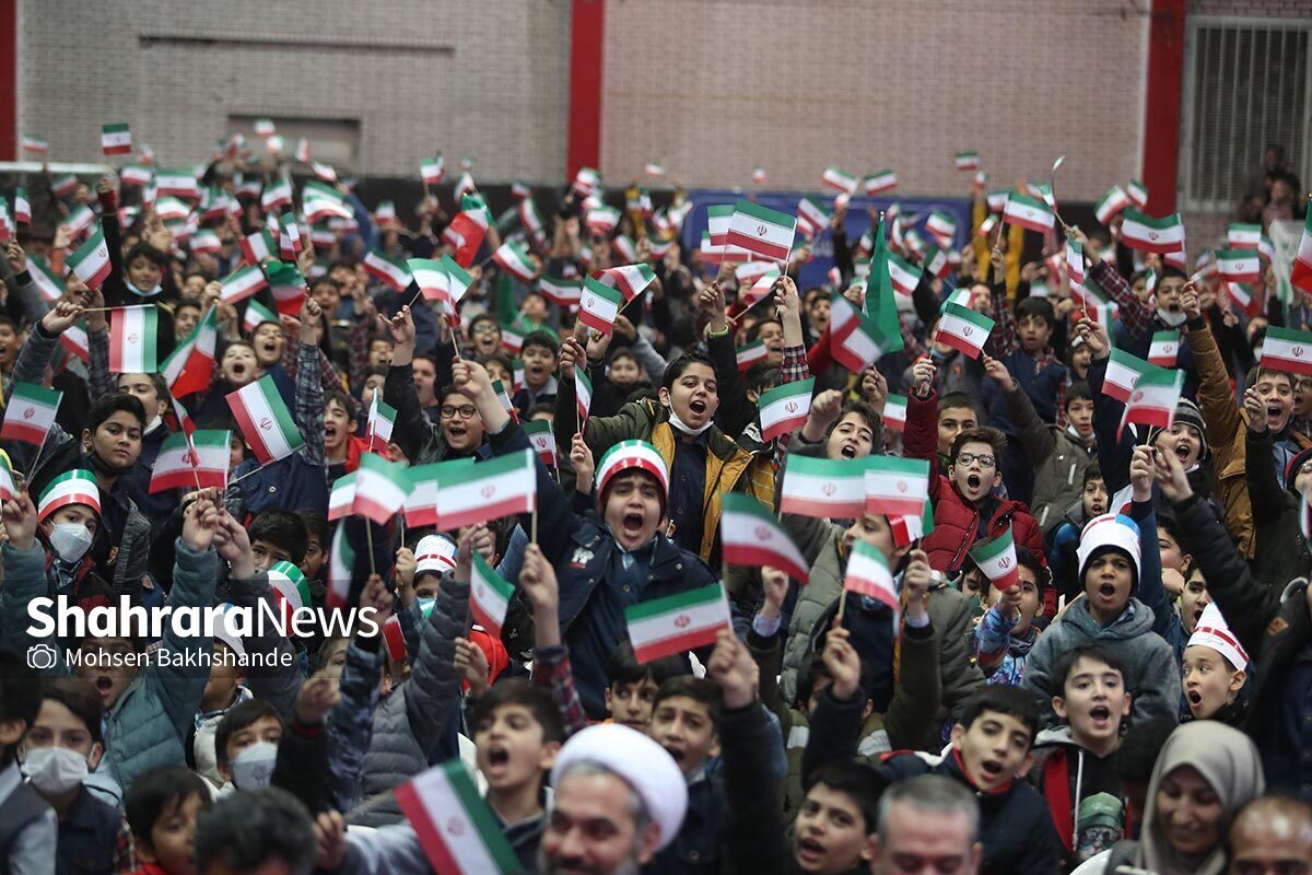 زنگ آغاز جشن‌های ۴۴ سالگی پیروزی انقلاب با حضور ۵۰۰۰ دانش‌آموز دهه نودی در سالن شهید بهشتی مشهد به صدا درآمد.