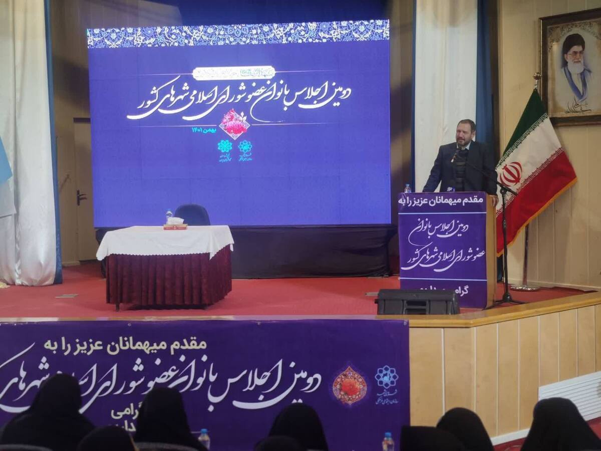 عضو شورای اسلامی شهر مشهد گفت: ۵٠‌درصد نخبگان کشوری بانوان هستند، اما این قشر در تصمیم‌گیری حوزه بانوان نقش زیادی ندارند، درحالی که در مدیریت و نظام دموکراسی که منشأ آن جمهوری اسلامی است، نقش بانوان پررنگ بوده است. 