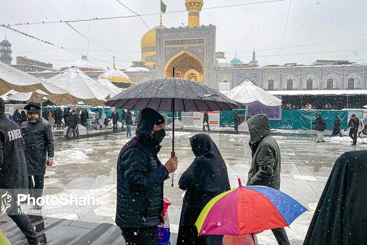 کارشناس مرکز پیش‌بینی هواشناسی خراسان رضوی گفت: تا پایان هفته جاری با ادامه فعالیت سامانه ناپایدار جوی غالبا در نیمه جنوبی و نواحی غربی افزایش ابرناکی و شدت وزش باد و‌ بارش باران و در نواحی سردسیر بارش باران و برف و در نواحی مستعد، تشکیل مه و کاهش دید را خواهیم داشت.