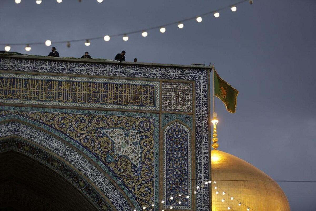 در شب میلاد امیرالمونین علی علیه السلام و روز پدر، کتیبه‌های مناسبتی این روز در حرم مطهر رضوی نصب شد.