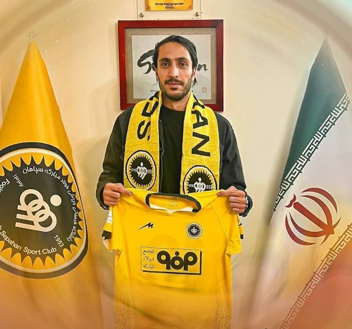 عکسی که سیاوش یزدانی با پیراهن سپاهان گرفته بعد از آن پنالتی که با لباس استقلال تقدیم این تیم کرد، صدای استقلالی‌ها را درآورده است.