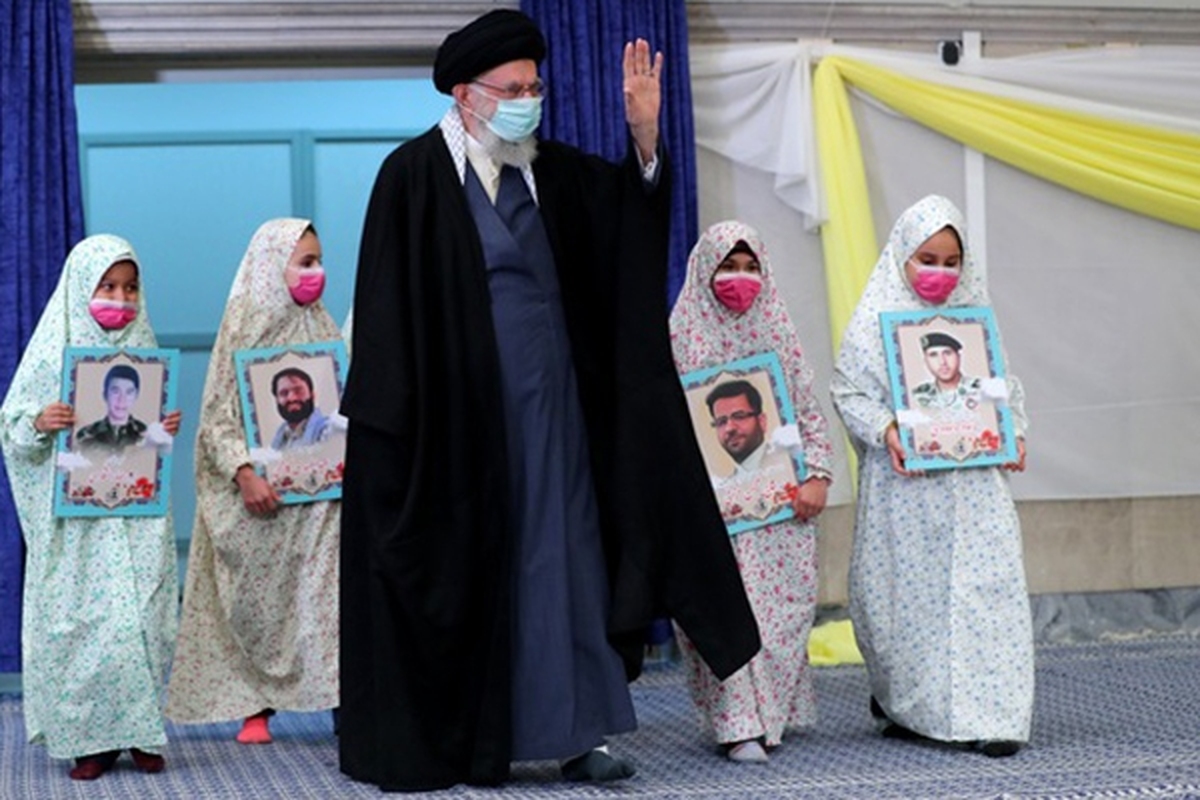 مراسم جشن تکلیف دختران دانش‌آموز امروز (جمعه) در حسینیه امام خمینی(ره) با حضور رهبر معظم انقلاب برگزار شد.