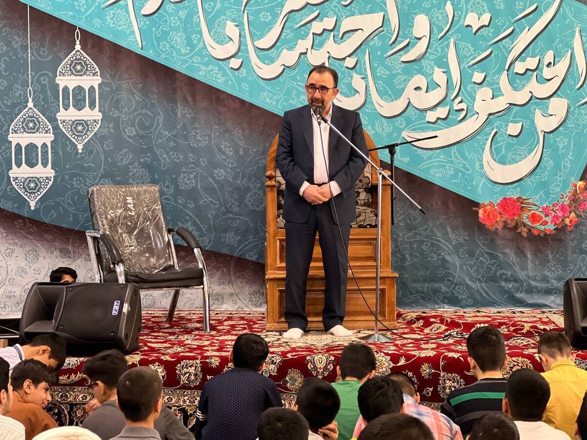 استاندار خراسان‌رضوی تاکید کرد: در زندگی دچار مشکلاتی هستیم، اما یک ساختار و بنا که بنای محکمی است را بخاطر یکسری جزئیات که خراب نمی‌کنند. اشکلات را باید درحوزه‌های فرهنگی و اقتصادی و اجتماعی با پیگیری و مشارکت حل کنیم و گام‌به‌گام به سمت اهداف انقلاب اسلامی قدم برداریم.