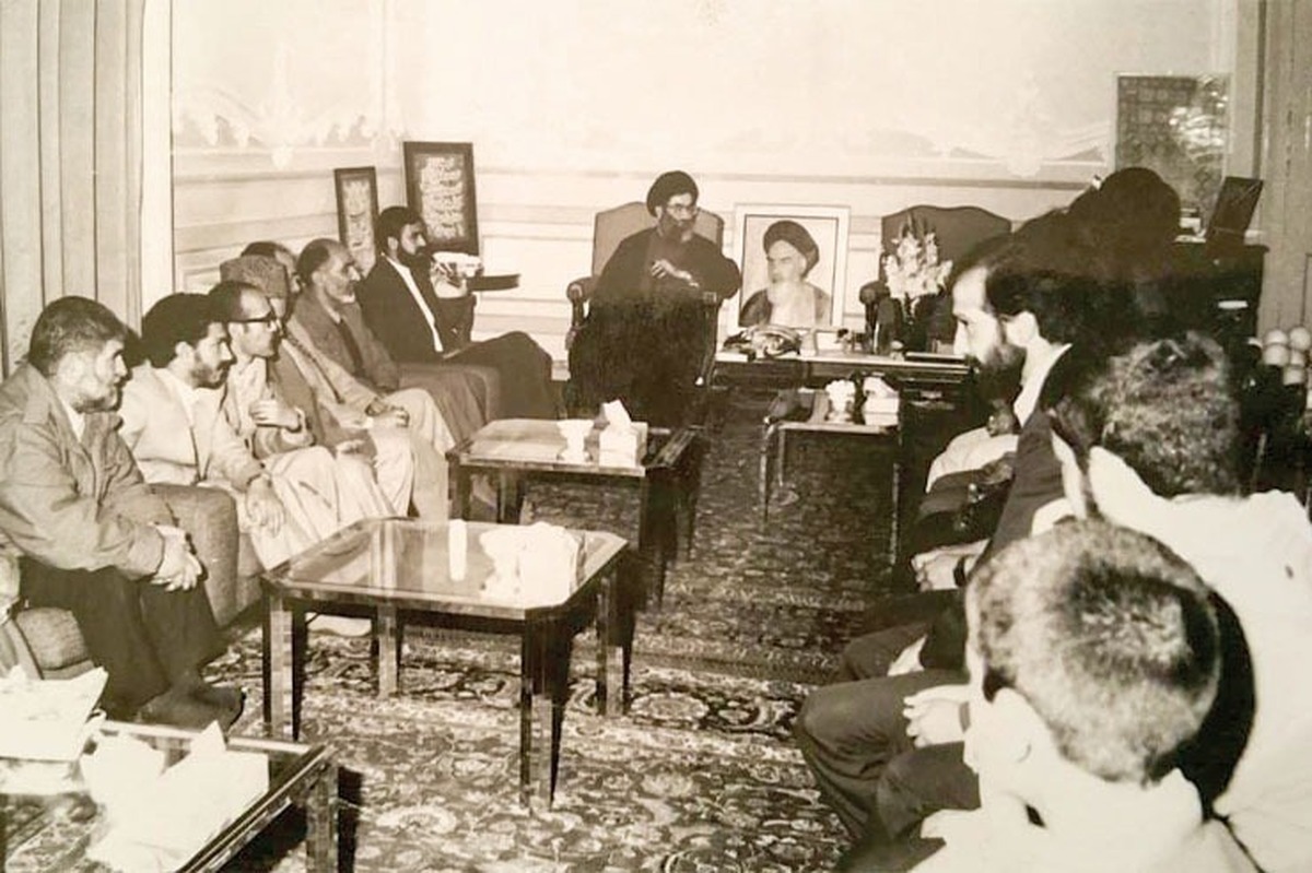 باغ نادری یک کتابخانه عمومی به نام علامه طباطبایی داشت که انجمن در آنجا برگزار می‌شد. فراهانی منفرد به تهران رفت وآمد می‌کرد و با قیصر و حسینی مراوده داشت و در مجلۀ سروش شعرش چاپ می‌شد.