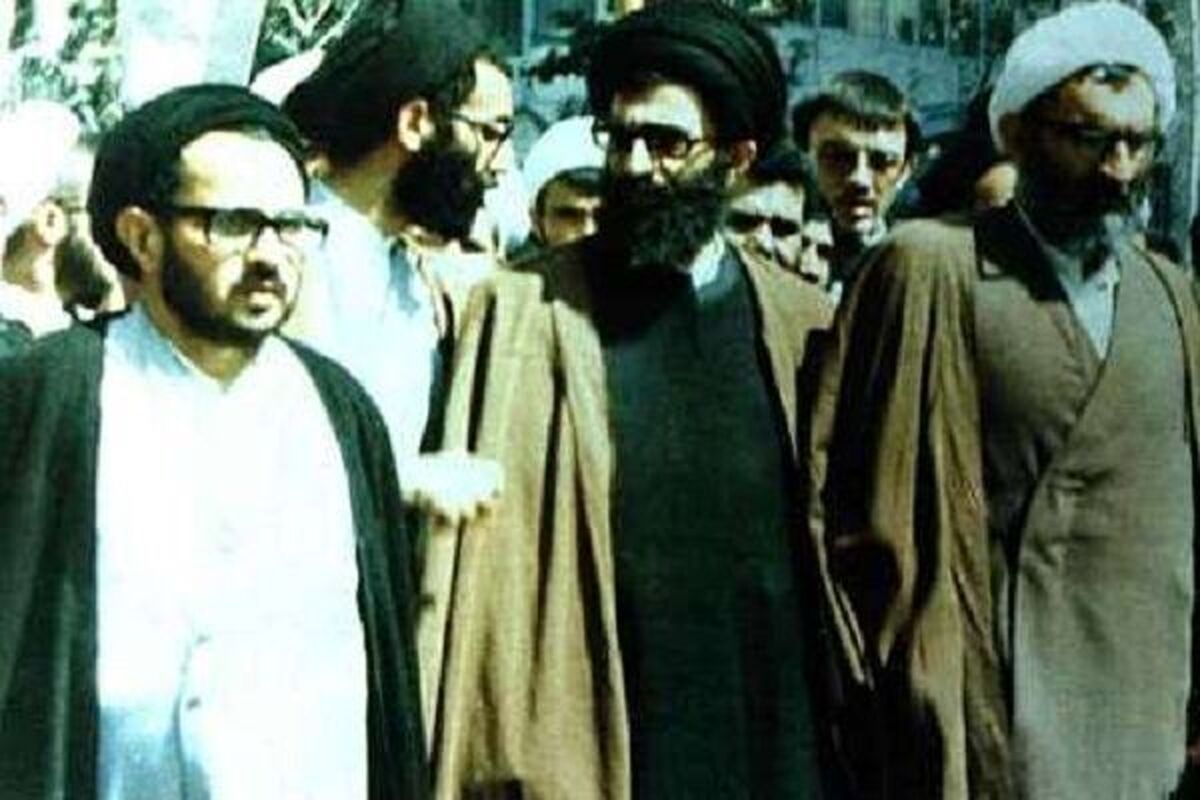 رهبر معظم انقلاب یکی از چهره‌های تأثیرگذار روحانیت مشهد در روز‌های منجر به پیروزی انقلاب اسلامی است. ایشان در طول دوران مبارزاتی خود علیه رژیم طاغوت شش مرتبه دستگیر شدند و به زندان افتادند که آخرین این بازداشت‌ها با حمله مأموران ساواک به منزل ایشان در دى‌ماه ۱۳۵۳ اتفاق افتاد.