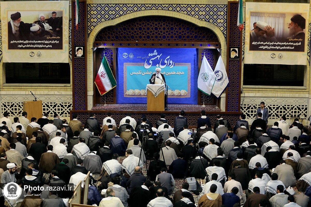 حجت الاسلام والمسلمین مروی در مراسم تلبس و عمامه گذاری ۳۵۰ طلبه حوزه علمیه خراسان رضوی که همزمان با سالروز ولادت حضرت علی(ع) در مدرسه علمیه عالی نواب مشهد برگزار شد، گفت: تاریخ انقلاب و دستاوردهای آن را بخوانید و مسائل انقلاب را برای مردم روشنگری کنید و این رسالتی است که به عنوان سربازان و منتظران حضرت مهدی(عج) بر دوش داریم.