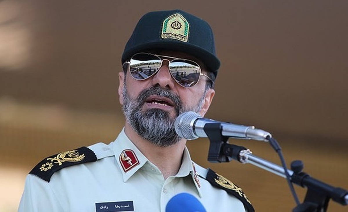 معاون فرهنگی و اجتماعی فراجا از ابلاغ دستورات ۱۰ گانه فرمانده کل انتظامی ایران به فرماندهان انتظامی سراسر کشور خبر داد.