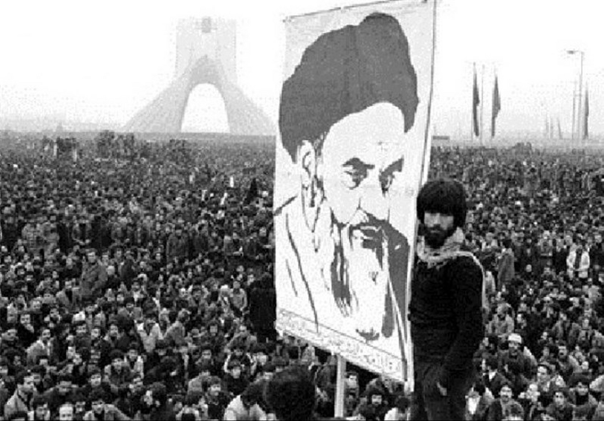 «به لاله در خون خفته» یا «به پیش» یکی از سرودهای مشهور انقلابی است که سال 1357 منتشر و با استقبال بسیاری روبه‌رو شد.