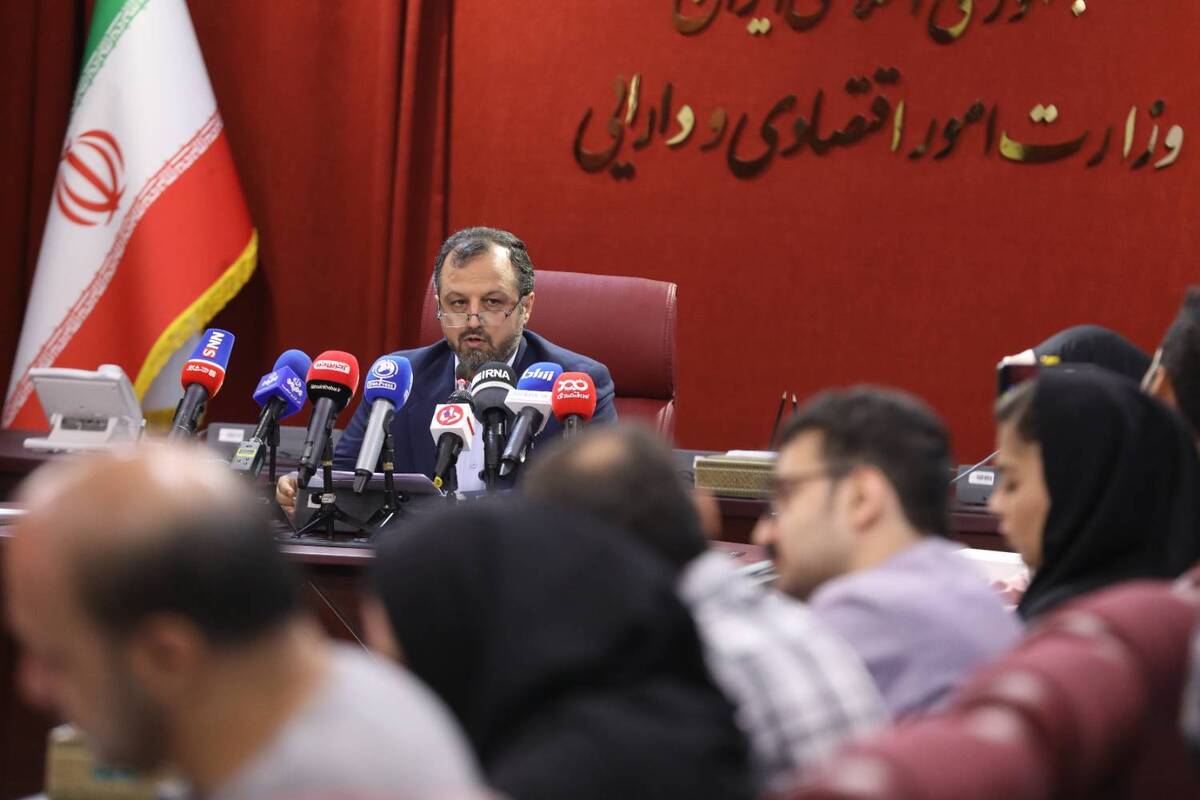 سخنگوی اقتصادی دولت با بیان اینکه مرحله دوم عرضه سکه در بورس امروز به اتمام می‌رسد و مرحله سوم هم اعلام خواهد شد، گفت: در لایحه بودجه ۱۴۰۲ درخصوص پرداخت یارانه‌ها هیچ افزایشی پیش‌بینی نشده است.  