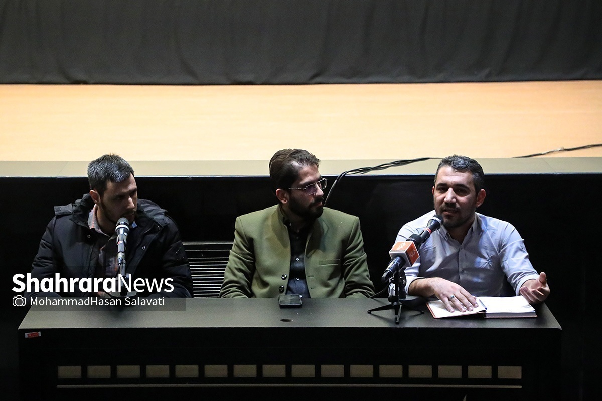 با حضور ۲ منتقد سینمایی، نشست نقد و بررسی فیلم‌های «در آغوش درخت» و «هفت بهار نارنج» در نخستین روز برگزاری بیستمین جشنواره فیلم فجر مشهد در پردیس سینمایی هویزه برگزار شد.