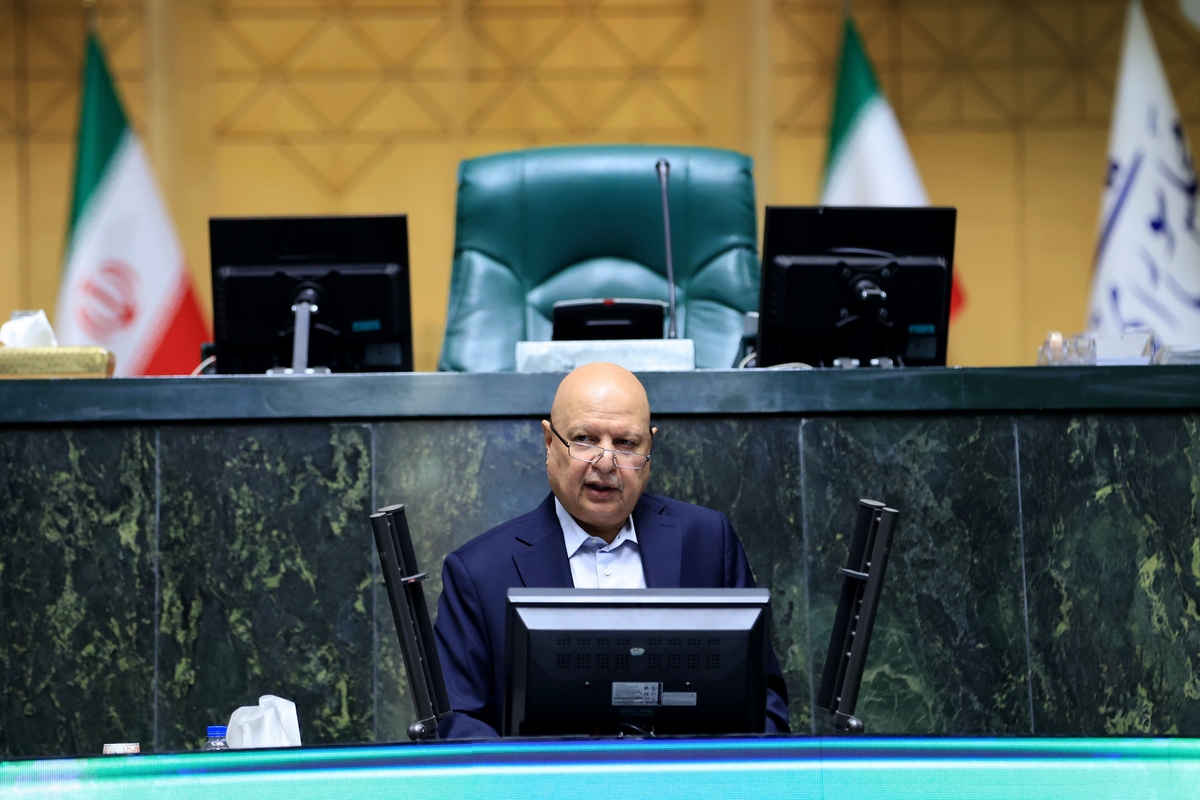 رئیس سازمان برنامه و بودجه در خصوص منابع مصرف بودجه گفت: امسال کار‌هایی انجام شد از جمله رتبه‌بندی معلمان، پاداش بازنشستگان و ترمیم حقوق‌ها و پرداخت حقوق پرستاران و هیچ‌گونه از تنخواه بانک مرکزی برای این موارد و مصارف کشور استفاده نکردیم.