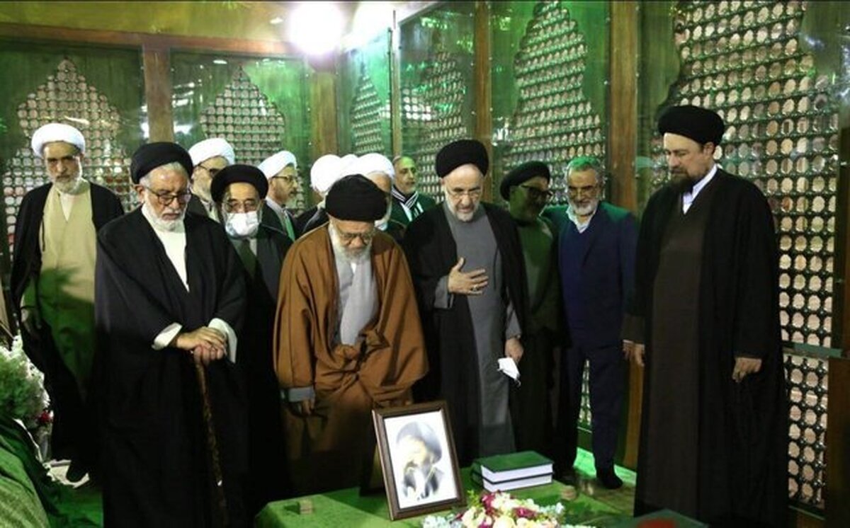 جمعی از اعضای شورای مرکزی مجمع روحانیون مبارز با حضور در حرم امام راحل با آرمان‌های ایشان تجدید میثاق کردند.