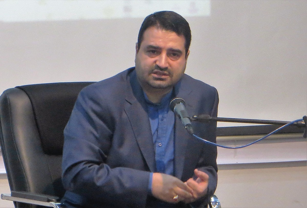 روح الله مومن‌نسب، دبیر کل جبهه انقلاب اسلامی در فضای مجازی، در یک میزگرد پیشنهاد عجیبی درباره مقابله با فیلترشکن‌ها داده است.