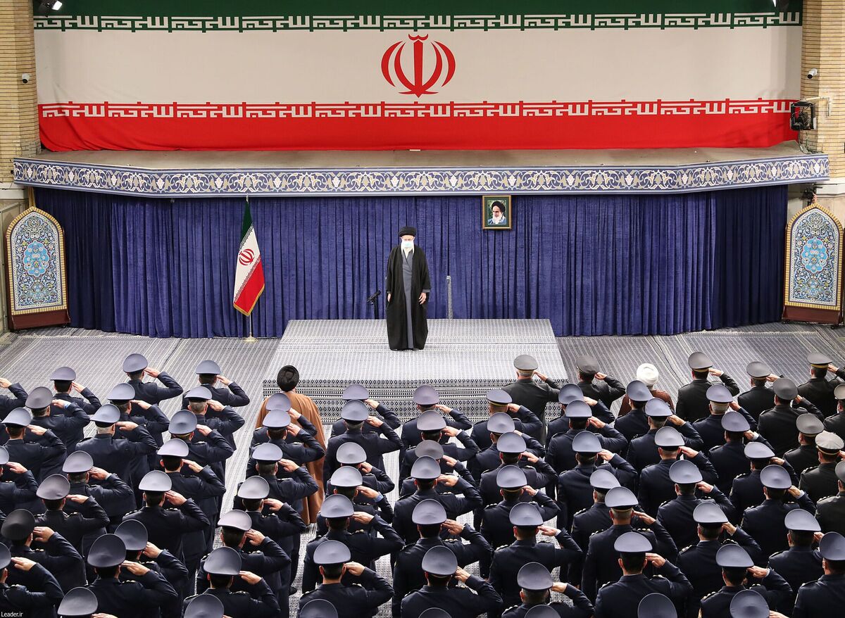 رهبر انقلاب صبح امروز در دیدار با جمعی از فرماندهان و کارکنان نیروی هوایی و پدافند هوایی ارتش فرمودند: برای برادران مصیبت‌زده‌مان در دو کشور سوریه و ترکیه متأسف هستیم.