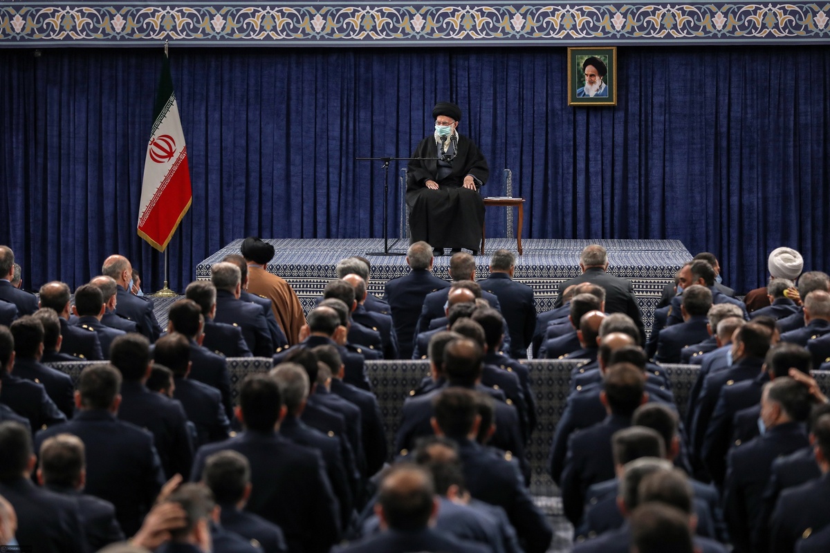 رهبر انقلاب در جمع فرماندهان نیروی هوایی ارتش تاکید کردند: امروز ارتش به جای اینکه حق نداشته باشد به قطعه‌ی هواپیمای جنگنده‌ی خریداری شده‌ی با پول گزاف از آمریکاییها، نگاه کند و دست بزند، امروز خودش آن هواپیما را می‌سازد. امروز ارتش در قطعه‌سازی، در ساخت کار‌های بزرگ، در ساخت کار‌های شگفت‌آور، مثل همان چیزی که دیروز نشان دادند، این جور کار‌هایی که امروز ارتش می‌کند، مایه‌ی خرسندی و احساس عزت مردم است.