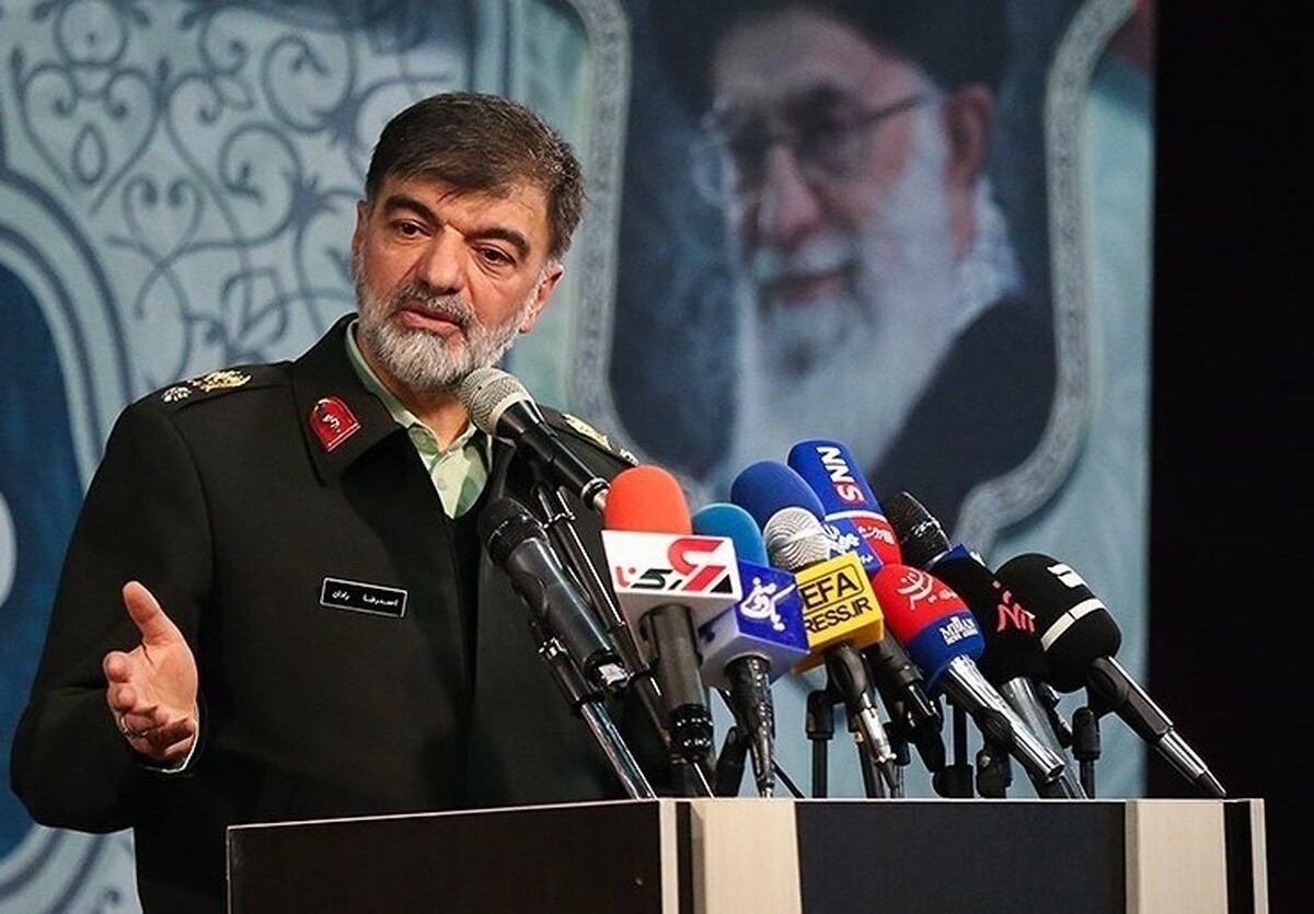 فرمانده انتظامی کل کشور خطاب به قاچاقچیان دریایی کالا و مواد مخدر گفت: به شما پیام می‌دهیم از امروز روزگار سخت‌تری در برابر ماموریت‌های فراجا خواهید داشت و دریابانی ثابت خواهد کرد خروجی کارشان تأمین امنیت است.