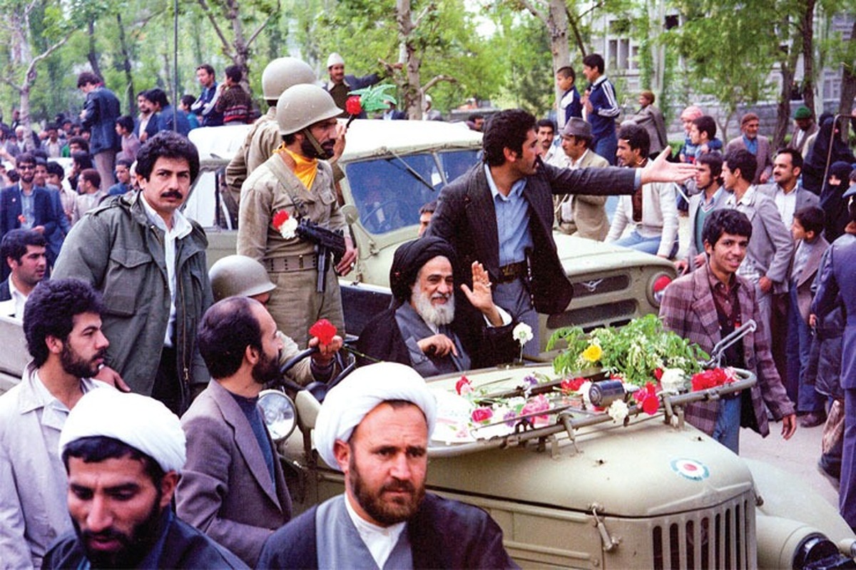 از ماه‌ها قبل از بهمن ۵۷ و به خصوص بعد از واقعه ۱۷ شهریور خونین تهران، تعداد زیادی از سربازان از پادگان‌ها فرار کرده بودند و همچنین بنا به اسناد موجود خود فرماندهان ارشد ارتش هم اذعان داشتند که تزلزل و تردید برای مقابله با مردم به افسران هم رسیده بود.
