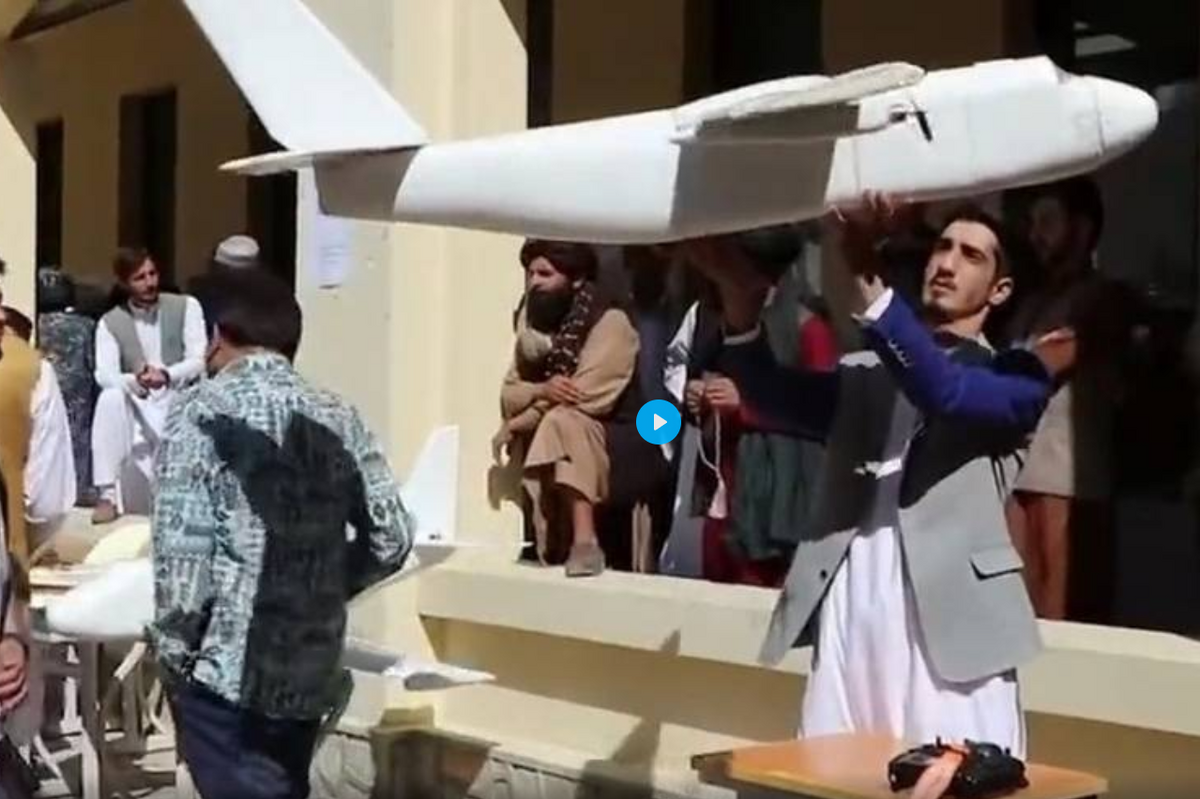 یک تیم از جوانان افغانستانی که اقدام به ساخت هواپیمای بدون سرنشین در افغانستان کرده می‌گویند که این هواپیما توانایی پرواز دارد و می‌تواند تا ۳۰۰ کیلومتر پرواز کند.