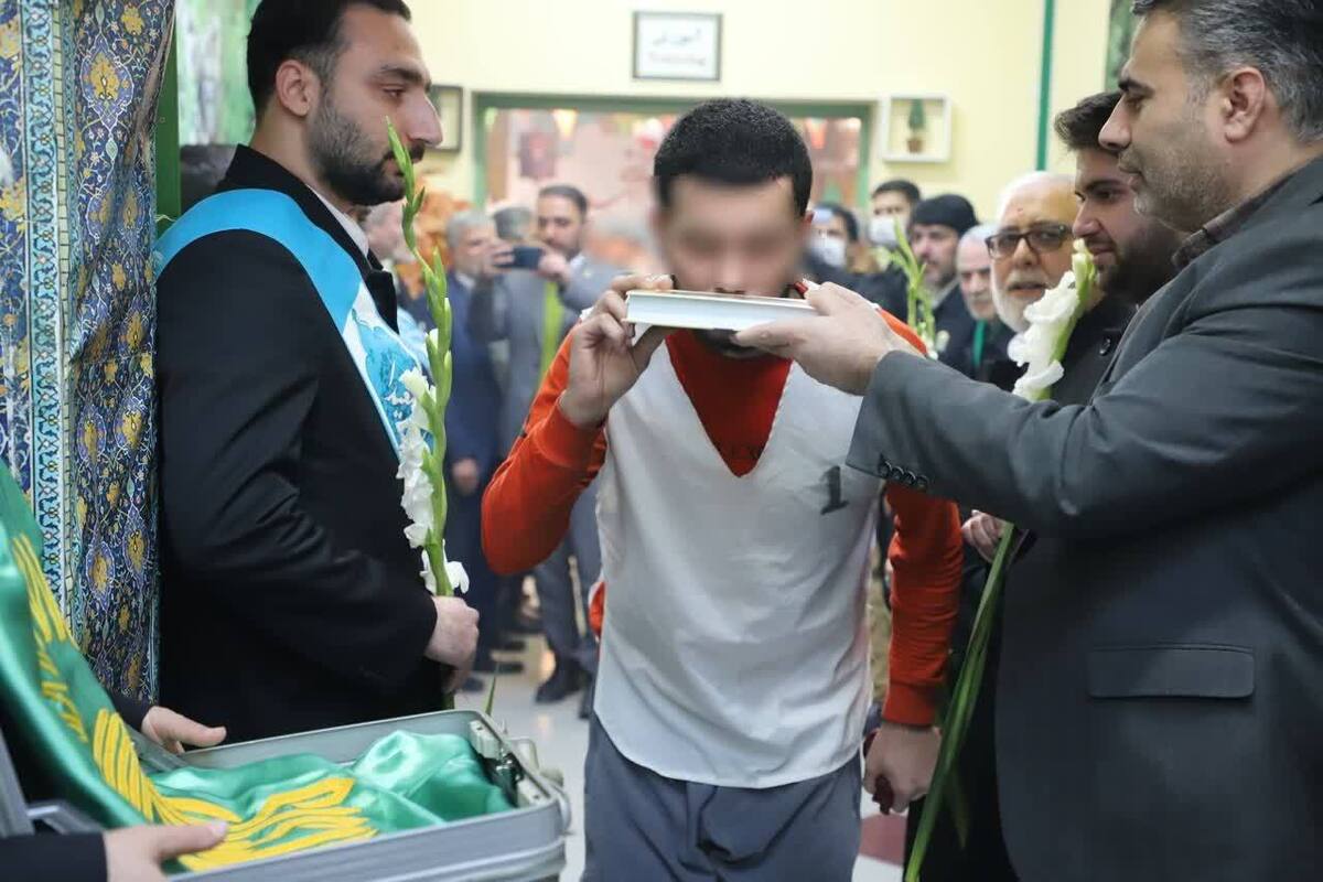 به مناسبت سالگرد پیروزی شکوهمند انقلاب اسلامی ۲۲۰ زندانی با کمک خیرین و ارفاقات قضایی از زندان‌های خراسان رضوی آزاد شدند.